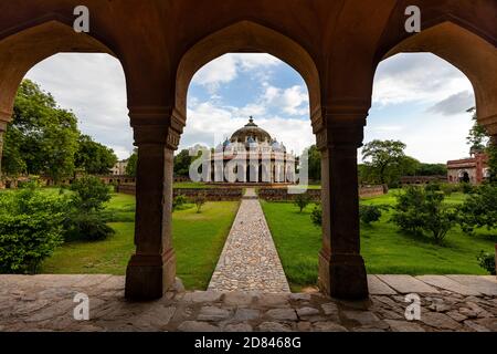 Vista della tomba di Isa Khan all'interno del complesso della famosa tomba di Humayun a Nuova Delhi. Foto Stock