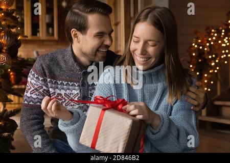 Felice coppia disimballare i regali di Natale che celebrano insieme Foto Stock