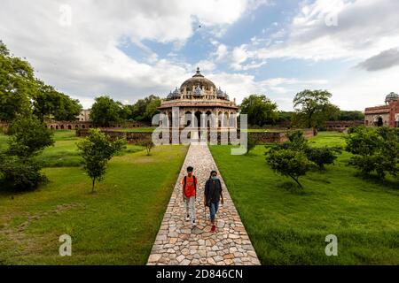 Vista della tomba di Isa Khan all'interno del complesso della famosa tomba di Humayun a Nuova Delhi, visitando i turisti. Foto Stock