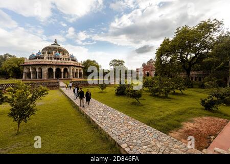 Vista della tomba di Isa Khan all'interno del complesso della famosa tomba di Humayun a Nuova Delhi, visitando i turisti. Foto Stock