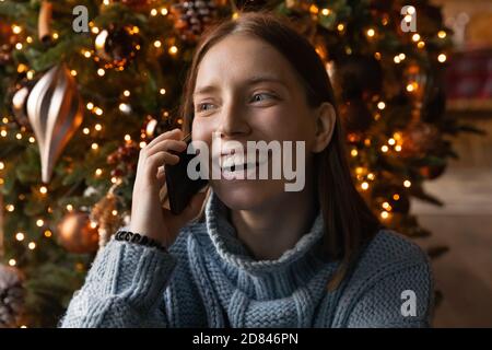 Felice giovane donna ride parlando su smartphone Foto Stock