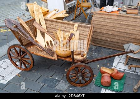 Utensili da cucina in legno e decorazioni venduto sul mercato di Pasqua a Vilnius. Capitale lituana annuali di artigianato tradizionale fiera che si tiene ogni mese di marzo sulla vecchia per Foto Stock