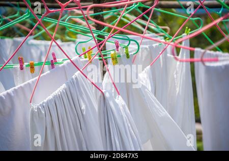 Appendere bagnati lavati e lenzuola pulite su una stendibiancheria a.  asciugare all'aperto Foto stock - Alamy