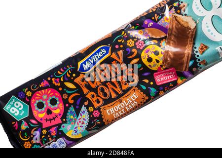 Pacchetto di barrette di cioccolato McVities Funny Bones pronte per l'uso Halloween ambientato su sfondo bianco Foto Stock