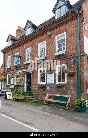 Il Falcon Inn, un pub e ristorante situato nel villaggio di Denham, Buckinghamshire, Inghilterra, Regno Unito. Foto Stock