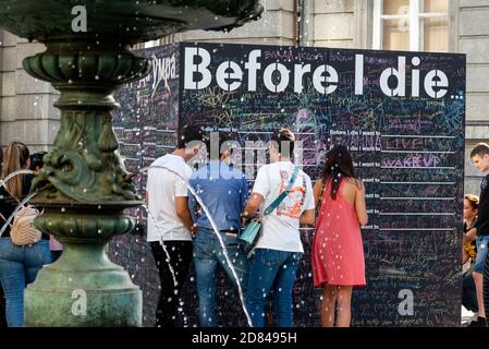 Prima di morire progetto d'arte interattiva e membri del pubblica scrittura e lettura di messaggi su una lavagna o lavagna Muro a Sofia Bulgaria Foto Stock