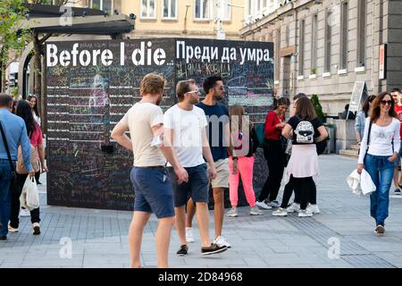 Prima di morire pubblico progetto d'arte interattiva e persone a piedi E sospeso intorno a Sofia Bulgaria come visto in ottobre 2020 Foto Stock