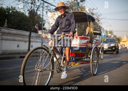 Triciclo bicicletta taxi navigare per le strade per i clienti il 28 febbraio 2015 a Chiang mai, Thailandia. Foto Stock