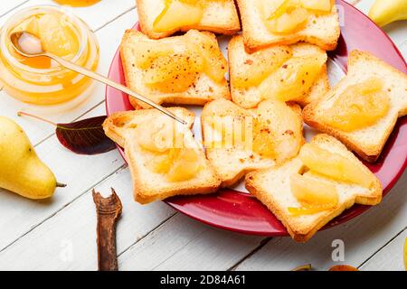 Crostini croccanti o toast al tè con marmellata di pere. Foto Stock