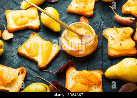 Crostini croccanti o toast al tè con marmellata di pere. Foto Stock