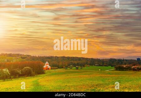 una chiesa ortodossa in un campo giallo in una campagna Campagna zona di Ucraina al tramonto Foto Stock