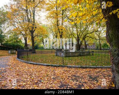 Londra in autunno: Godetevi la bellezza dei colori autunnali, l'esercizio fisico e l'aria fresca al cimitero St Pancras Old Church Foto Stock