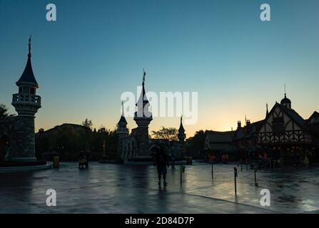 Una tranquilla piazza a Fantasyland, Magic Kingdom, Disney World attende i turisti per arrivare all'alba Foto Stock