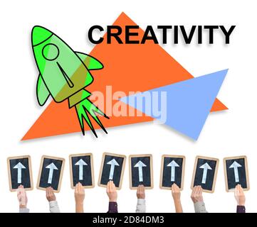 Mani che tengono slate di scrittura con frecce che puntano sul concetto di creatività Foto Stock