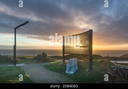 Vecchio capo di Kinsale, Cork, Irlanda. 27 ottobre 2020. Sunrise inizia ad illuminare una scultura Picture-Perf del liner Lusitania nel giardino commemorativo presso l'Old Head of Kinsale, Co. Cork, Irlanda. La nave fu affondata da una U-Boat tedesca il 7 maggio 1915 a circa 11 miglia dalla Costa di Cork con la perdita di 1193 vite. - credito; David Creedon / Alamy Live News Foto Stock