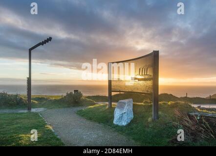 Vecchio capo di Kinsale, Cork, Irlanda. 27 ottobre 2020. Sunrise inizia ad illuminare una scultura Picture-Perf del liner Lusitania nel giardino commemorativo presso l'Old Head of Kinsale, Co. Cork, Irlanda. La nave fu affondata da una U-Boat tedesca il 7 maggio 1915 a circa 11 miglia dalla Costa di Cork con la perdita di 1193 vite. - credito; David Creedon / Alamy Live News Foto Stock