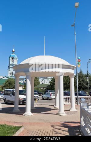 Saki, Crimea, Russia - 23 luglio 2020: Rotunda sulla Piazza della Rivoluzione nella città di Saki, Crimea Foto Stock