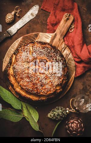 Tradizionale pane di Natale greco o torta Vasilopita con sesamo Foto Stock