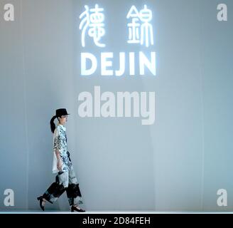 Pechino, Cina. 26 Ottobre 2020. Un modello presenta una creazione di Dejin durante la settimana cinese della moda a Pechino, capitale della Cina, 26 ottobre 2020. Credit: Chen Jianli/Xinhua/Alamy Live News Foto Stock