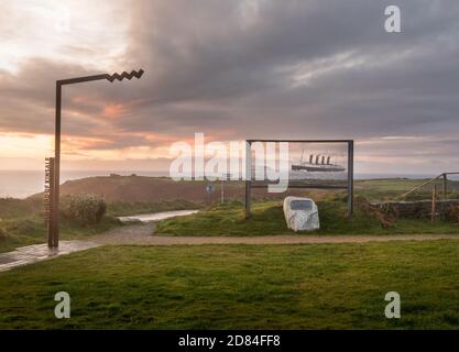 Vecchio capo di Kinsale, Cork, Irlanda. 27 ottobre 2020. Sunrise inizia ad illuminare una scultura Picture-Perf del liner Lusitania nel giardino commemorativo presso l'Old Head of Kinsale, Co. Cork, Irlanda. La nave fu affondata da una U-Boat tedesca il 7 maggio 1915 a circa 11 miglia dalla Costa di Cork con la perdita di 1193 vite. - credito; David Creedon / Alamy Live News Foto Stock