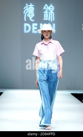 (201027) -- PECHINO, 27 ottobre 2020 (Xinhua) -- UN modello presenta una creazione di Dejin durante la settimana della Moda della Cina a Pechino, capitale della Cina, 26 ottobre 2020. (Xinhua/Chen Jianli) Foto Stock