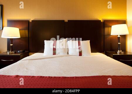 Letto king size in una camera d'hotel. Foto Stock