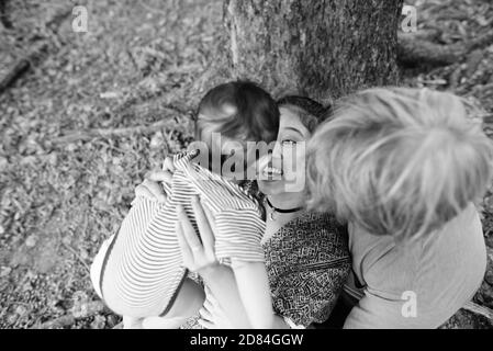 Giovane famiglia multietnica che si unisce al parco Foto Stock