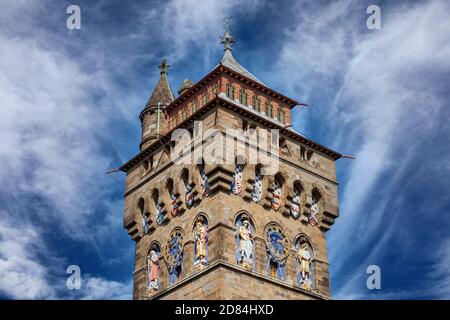 La torre dell'orologio di Cardiff Castle Wales UK completato in 1873 che fa parte del muro del xii Fortezza normanna del secolo che è una strada turistica popolare Foto Stock