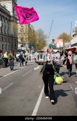 Londra, Regno Unito, 15 aprile 2019:- i manifestanti della ribellione di estinzione bloccano e scendono giù Whitehall passando Downing Street a wards Parliament Squar Foto Stock