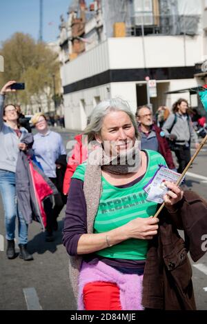 Londra, Regno Unito, 15 aprile 2019:- i manifestanti della ribellione di estinzione bloccano e scendono giù Whitehall passando Downing Street a wards Parliament Squar Foto Stock