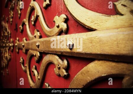 Le porte principali del centro per le arti e gli eventi Hub, Royal Mile, Edimburgo, Scozia. Foto Stock