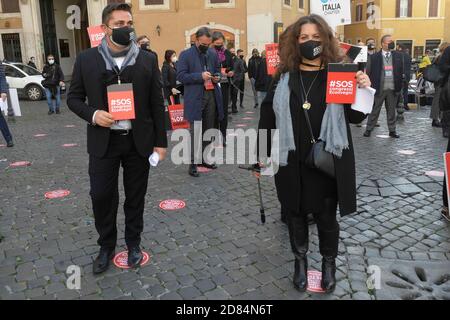 Roma Piazza Montecitorio,manifestazione dei lavoratori del settore congressi e trasporti contro le misure di controllo della pandemia Covid - 19 coronavirus contenute nel nuovo DPCM (STEFANO CAROFEI/Fotogramma, ROMA - 2020-10-27) p.s. la foto e' utilisabile nel messaggio del contato, in uno stile e senza intendente difamatorio del decoro delle persone rappresentate Foto Stock