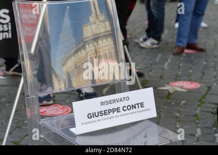 Roma Piazza Montecitorio,manifestazione dei lavoratori del settore congressi e trasporti contro le misure di controllo della pandemia Covid - 19 coronavirus contenute nel nuovo DPCM (STEFANO CAROFEI/Fotogramma, ROMA - 2020-10-27) p.s. la foto e' utilisabile nel messaggio del contato, in uno stile e senza intendente difamatorio del decoro delle persone rappresentate Foto Stock