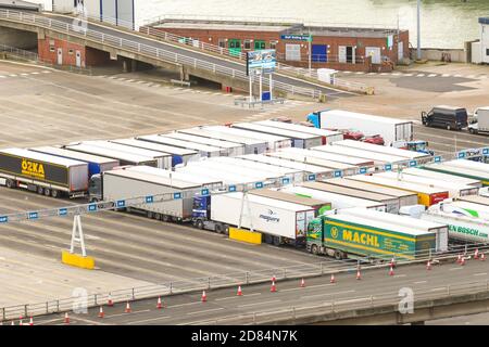 Dover, Regno Unito, 18 gennaio 2019:- una vista di camion in attesa di salire a bordo di un traghetto al porto di dover, Kent il porto britannico più vicino alla Francia Foto Stock