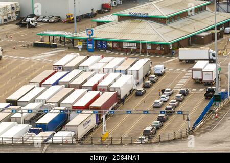 Dover, Regno Unito, 18 gennaio 2019:- una vista di camion in attesa di salire a bordo di un traghetto al porto di dover, Kent il porto britannico più vicino alla Francia Foto Stock