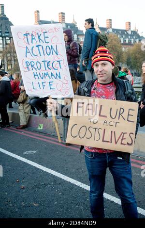Londra, Regno Unito, 17 novembre 2018:- i manifestanti della ribellione di estinzione bloccano il ponte di Westminster nel centro di Londra per protestare contro l'attuale ambiente Foto Stock