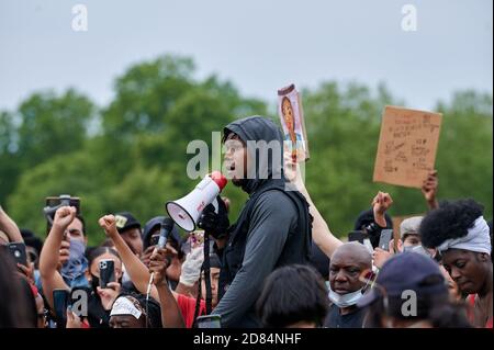 John Boyega ha visto pronunciare un discorso mentre i manifestanti partecipano a una protesta della materia Black Lives a Hyde Park London sulla morte di George Floyd. Foto Stock