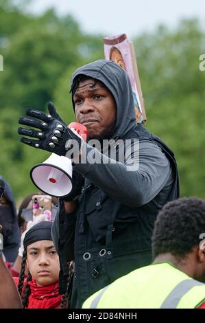 John Boyega ha visto pronunciare un discorso mentre i manifestanti partecipano a una protesta della materia Black Lives a Hyde Park London sulla morte di George Floyd. Foto Stock