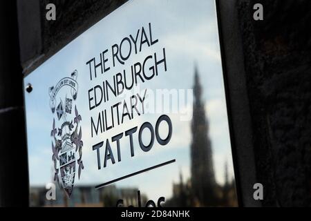 Targa all'esterno della biglietteria per il Royal Edinburgh Military Tattoo, Edimburgo, Scozia con un riflesso del Monumento Scott. Foto Stock