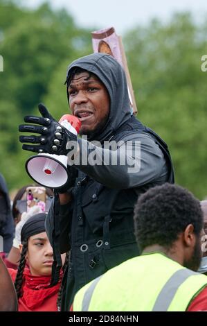 John Boyega ha visto pronunciare un discorso mentre i manifestanti partecipano a una protesta della materia Black Lives a Hyde Park London sulla morte di George Floyd. Foto Stock