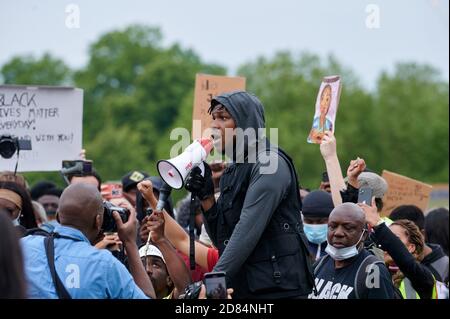 John Boyega ha visto pronunciare un discorso mentre i manifestanti partecipano a una protesta della materia Black Lives a Hyde Park London sulla morte di George Floyd. Foto Stock