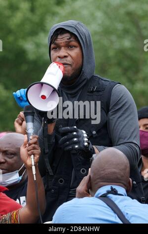 John Boyega ha visto pronunciare un discorso mentre i manifestanti partecipano a una protesta della materia Black Lives a Hyde Park London sulla morte di George Floyd. Foto Stock