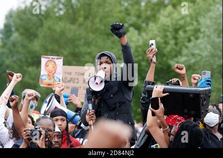 John Boyega ha visto pronunciare un discorso mentre i manifestanti partecipano a una protesta della materia Black Lives a Hyde Park London sulla morte di George Floyd. Foto Stock