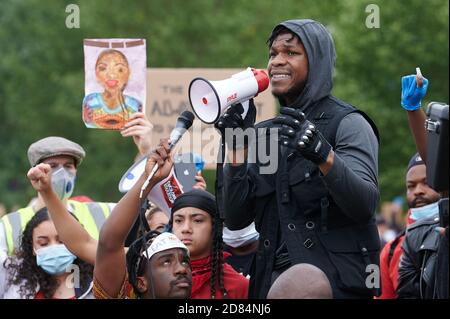 John Boyega ha visto pronunciare un discorso mentre i manifestanti partecipano a una protesta della materia Black Lives a Hyde Park London sulla morte di George Floyd. Foto Stock