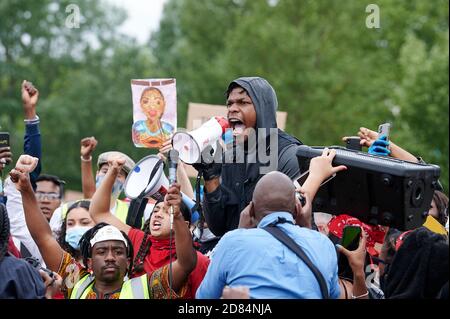 John Boyega ha visto pronunciare un discorso mentre i manifestanti partecipano a una protesta della materia Black Lives a Hyde Park London sulla morte di George Floyd. Foto Stock