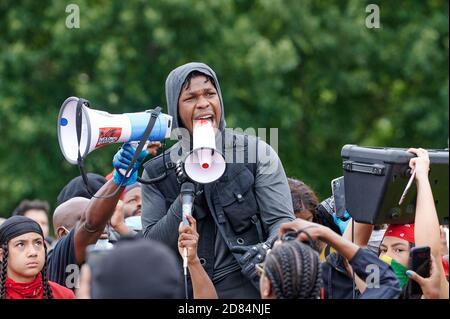 John Boyega ha visto pronunciare un discorso mentre i manifestanti partecipano a una protesta della materia Black Lives a Hyde Park London sulla morte di George Floyd. Foto Stock