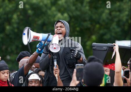 John Boyega ha visto pronunciare un discorso mentre i manifestanti partecipano a una protesta della materia Black Lives a Hyde Park London sulla morte di George Floyd. Foto Stock