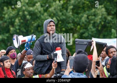 John Boyega ha visto pronunciare un discorso mentre i manifestanti partecipano a una protesta della materia Black Lives a Hyde Park London sulla morte di George Floyd. Foto Stock