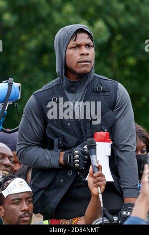 John Boyega ha visto pronunciare un discorso mentre i manifestanti partecipano a una protesta della materia Black Lives a Hyde Park London sulla morte di George Floyd. Foto Stock