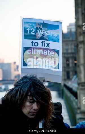 Londra, Regno Unito, 17 novembre 2018:- i manifestanti della ribellione di estinzione bloccano il ponte di Westminster nel centro di Londra per protestare contro l'attuale ambiente Foto Stock